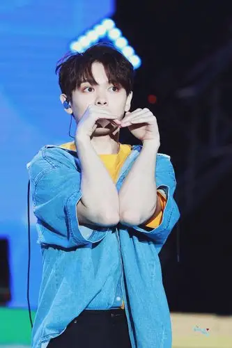 林彦俊 朱正廷 王子异 小鬼王琳凯 尤长靖他们的花式比心