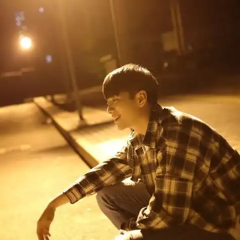 2021年4月27日1:48关注男生头像笑侧颜帅比路边街灯评