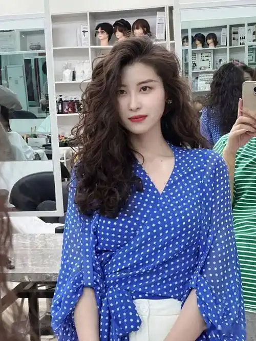 "秋天的复古港风烫"_发型_造型_卷发