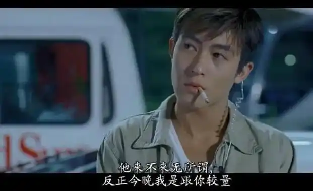 陈冠希街头偶遇陈小春寒暄互拍后背俩人都曾是张柏芝前任