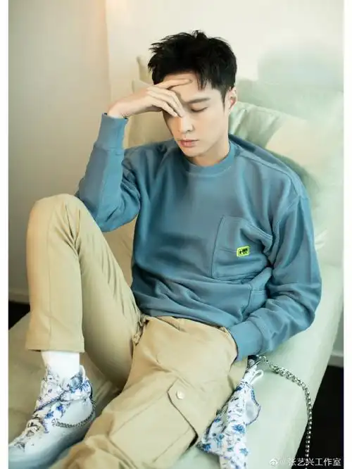 张艺兴青花瓷运动鞋白袜