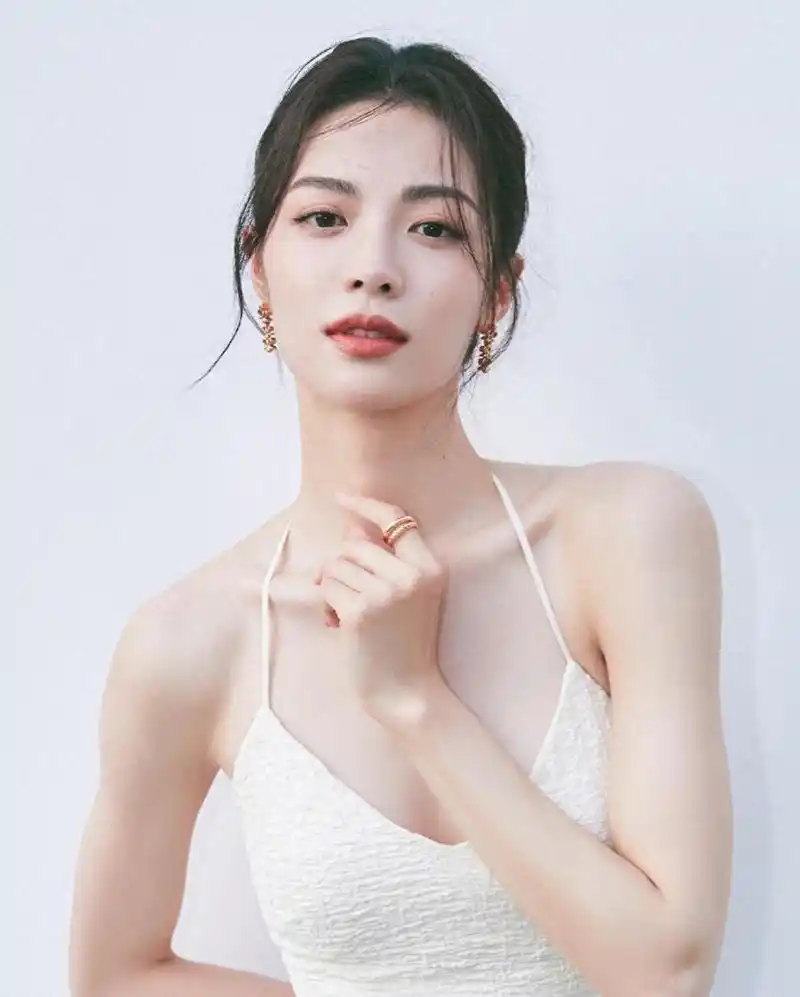 钟楚曦:被冯小刚,洪金宝捧红,成龙接着捧,她到底有啥魅力?