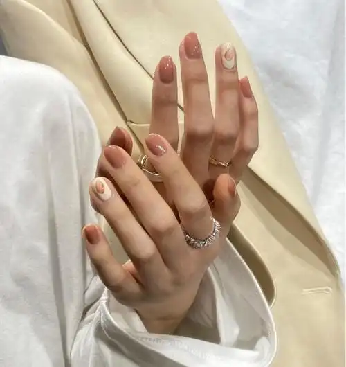 手黑做什么美甲更好看?豹纹美甲温柔,渐变有格调,都很显手白