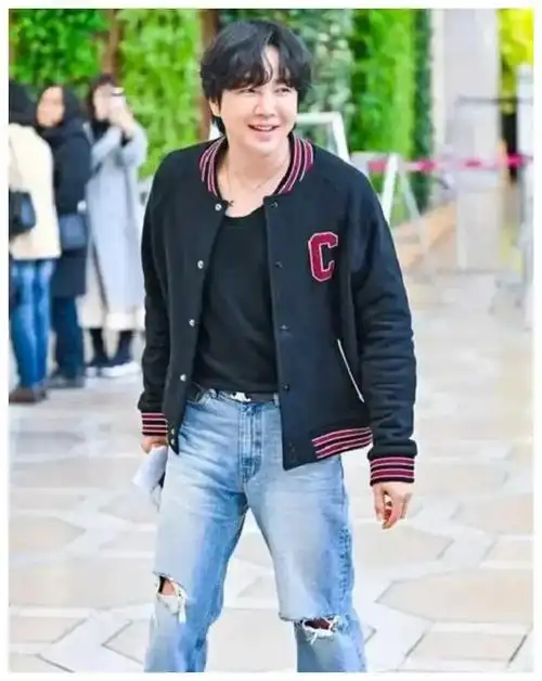 有人猜测,李钟硕的发福或许源自工作压力过大,引发饮食不规律,缺乏