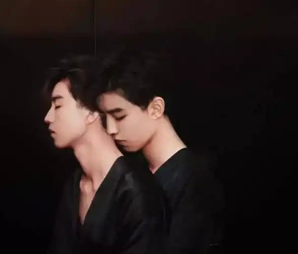 与王俊凯亲密合影,给王源穿婚纱,两个千玺开心互动_易烊_技术_新郎