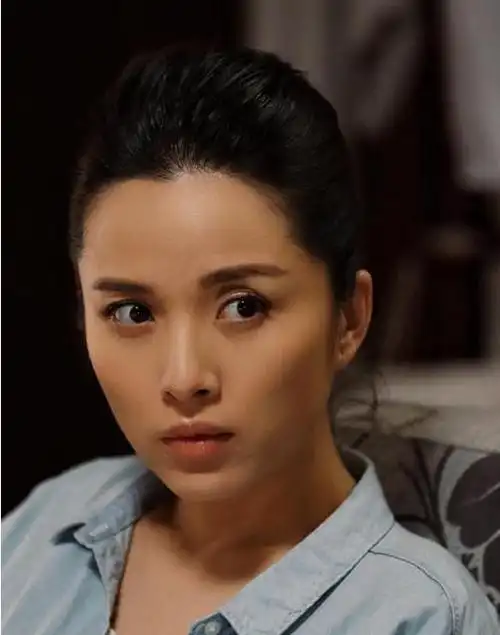 靳东老婆李佳晒全家福温馨幸福 前夫疑是圈外富豪