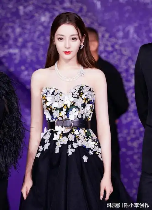 迪丽热巴写真曝光化身花仙子清新甜美每一张都美的惊喜