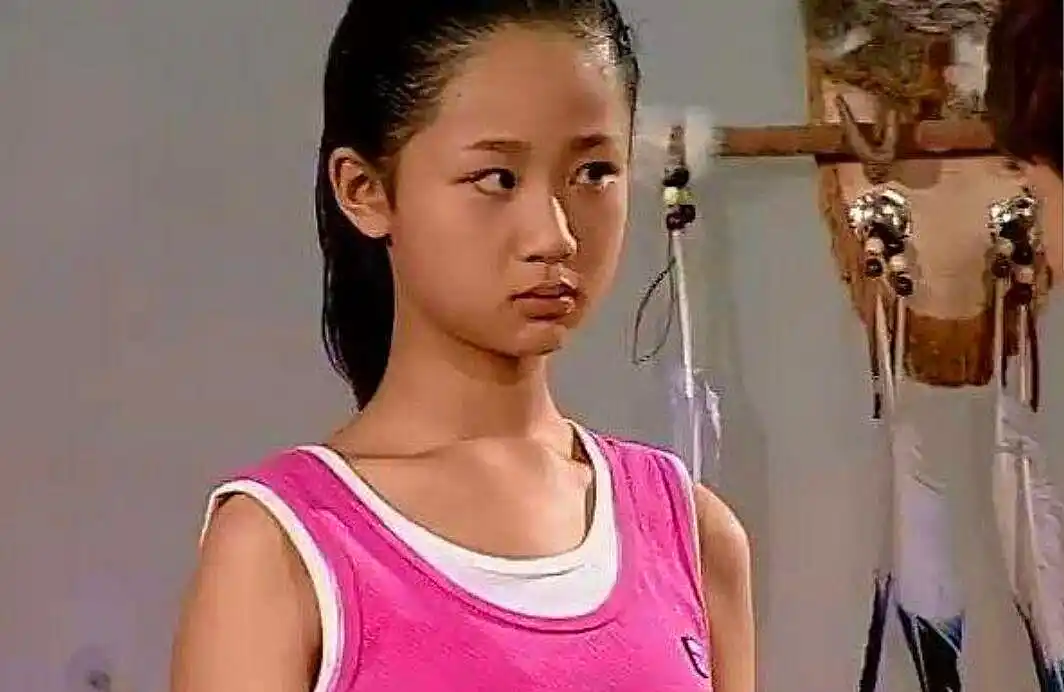 开始抽条长个儿的杨紫瘦了不少,小圆脸也变尖了些,但依旧带着少女特有