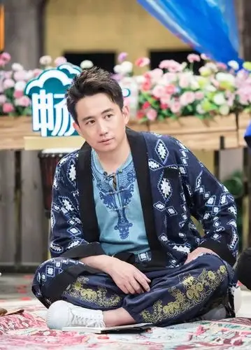 黄磊休闲穿搭真显年轻,拼接棒球服配牛仔裤,年纪越大穿搭越帅气