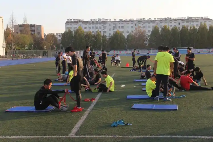 高中体育生在训练体育的同时还需要参加一定的文化课程,导致体育生