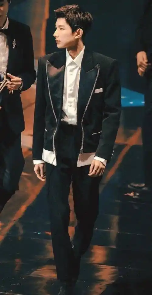 原创tfboys终合体王源的鞋子跟易烊千玺王俊凯都不一样暴露身高