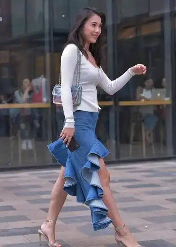 国庆长假街拍美女路人,新颖别致的牛仔裙穿搭,刷新着时尚新纪录