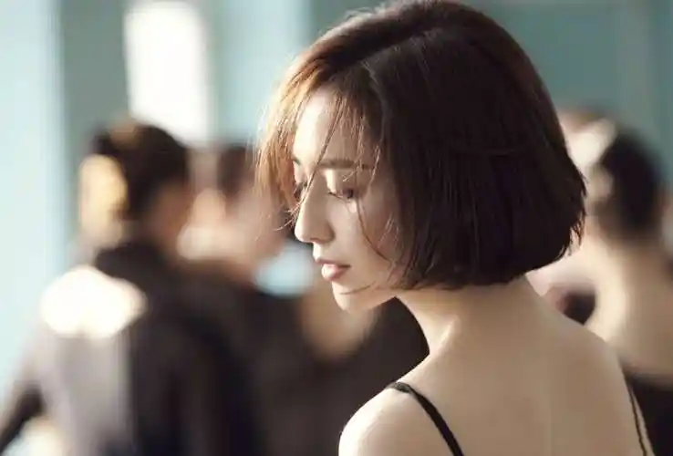 佟丽娅与母校学妹共舞露背黑天鹅封面写真太惊艳