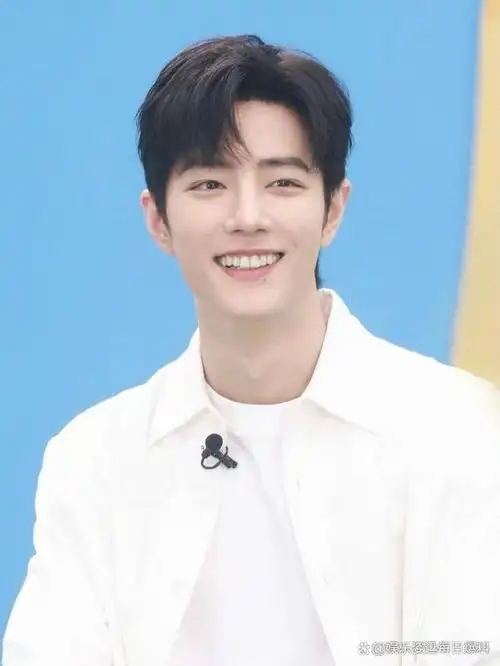 若再加上有一双超迷人电眼和阳光治愈的笑容,那绝对是能迷倒不少观众