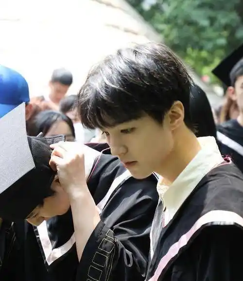 王俊凯毕业照被疯狂转发,我却在关注"右下角"男生,不出道等啥_大学