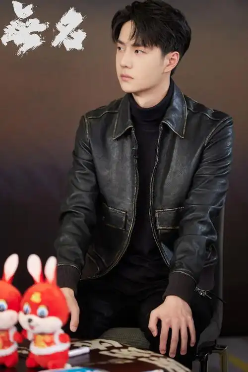 王一博开工造型,皮衣 黑毛衣简单帅气,完美展示型男魅力