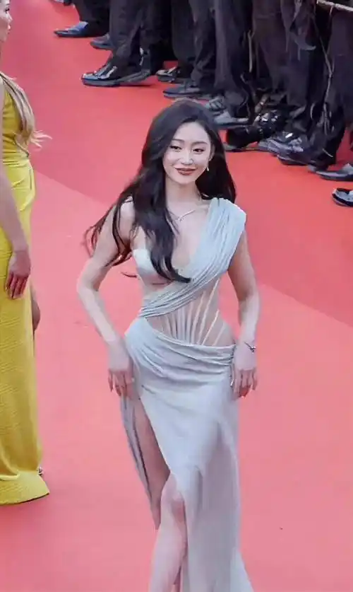 33岁的中国女演员张天爱在戛纳电影节的红毯上引起了争议