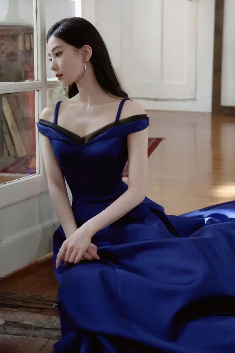 来自刘诗诗美颜暴击,身穿一袭蓝色吊带裙惊艳亮相活动现场,淡雅的妆容