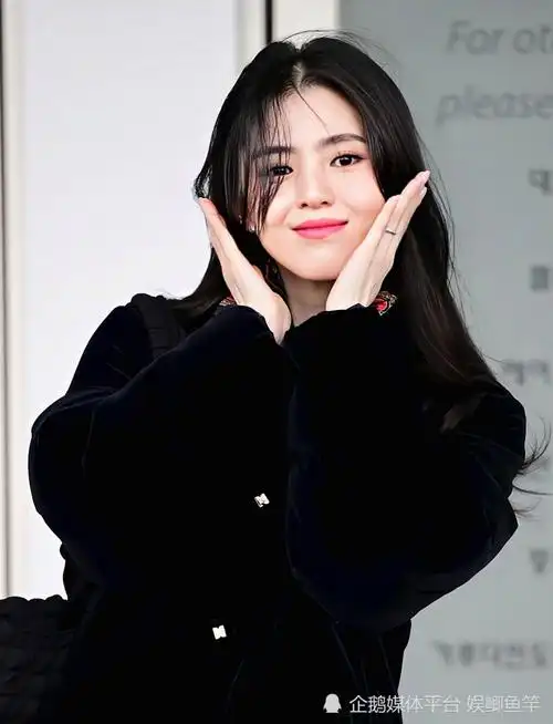28岁女星韩素希,机场照散发超a气场,每一张都是美颜暴击!_腾讯新闻