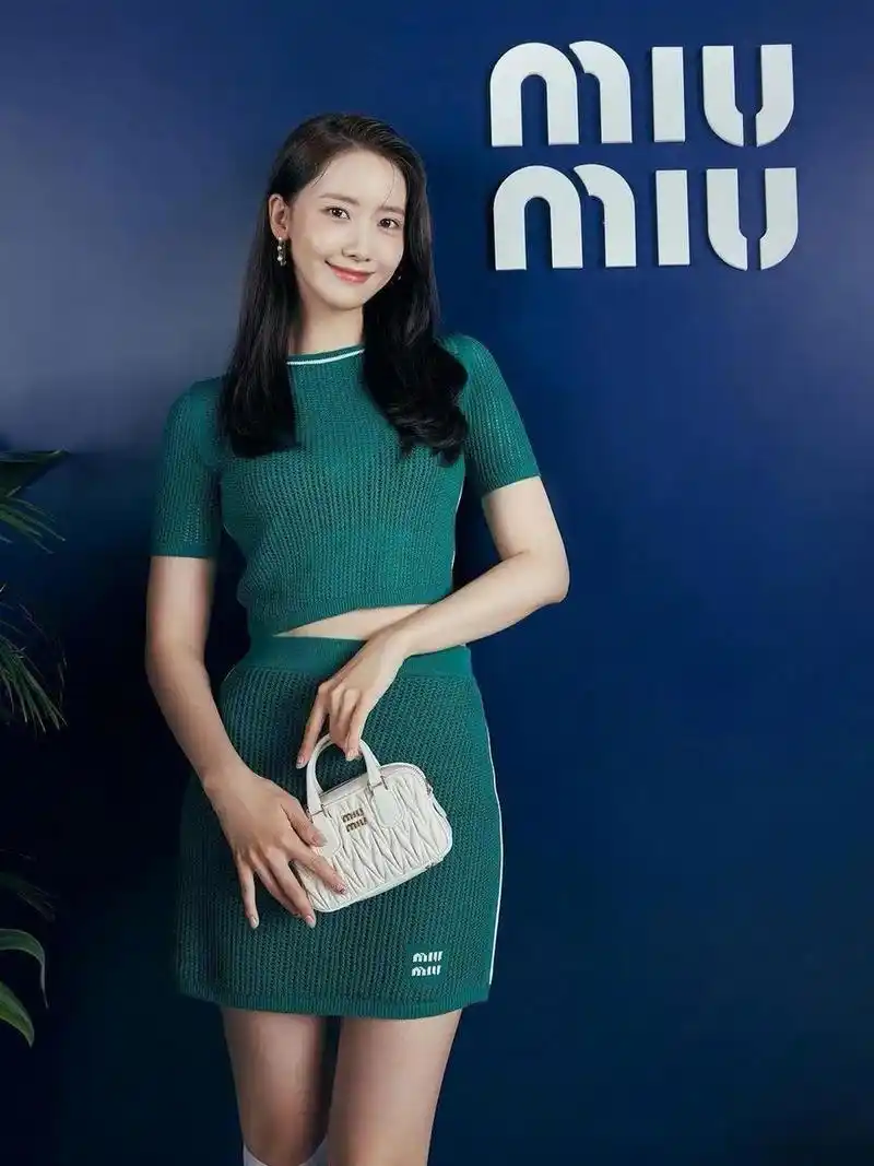 韩国美女林允儿出席活动近照,一身墨绿色休闲套装裙好有少女感.