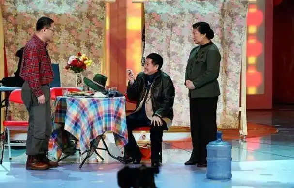 本山,范伟和高秀敏首次在春晚舞台上携手合作,共同演绎了小品《拜年》