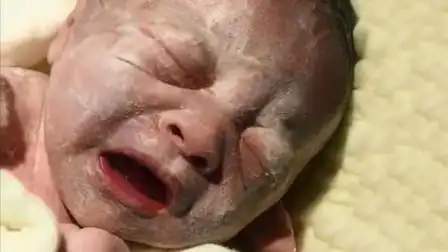 实拍刚出生的小婴儿浑身裹满白奶油网友洗洗还是非常可爱的