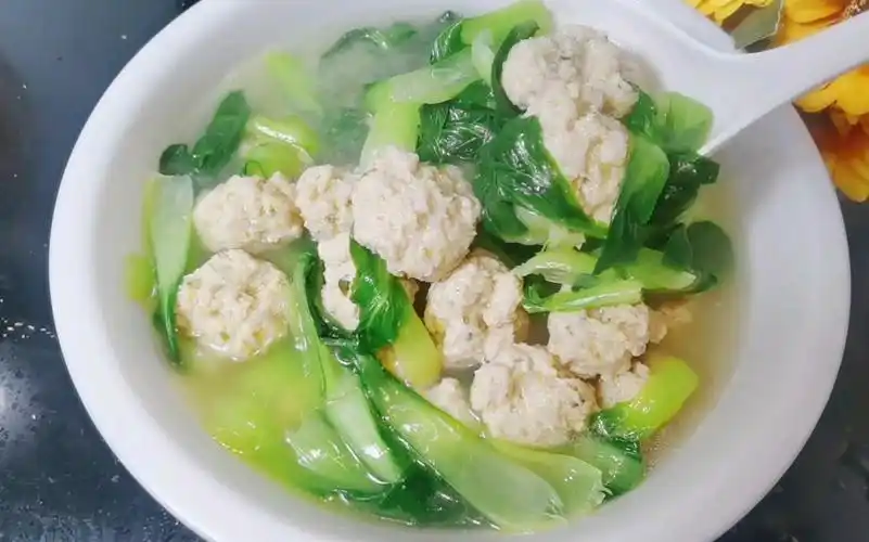 自己做一大碗青菜肉丸汤,干净卫生用料十足,吃的也过瘾,口感嫩滑鲜