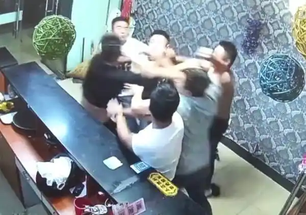 现场一片混乱.派出所民警接到报案后赶来处置,查清了冲突原因.