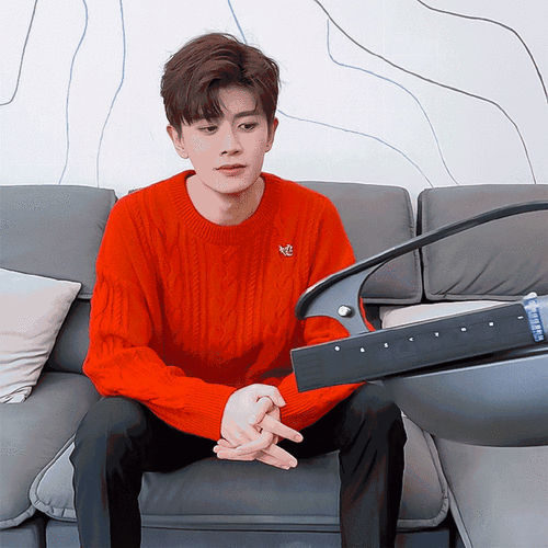 任嘉伦#  早上好,任嘉伦贴贴  过年就要穿大红色,今年一定红红换痧