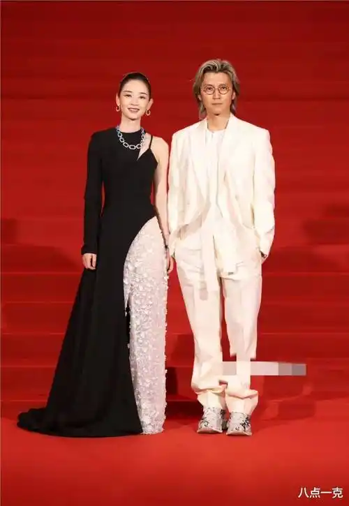 易烊千玺荣升评委,胡歌吴磊互动超有爱,谢霆锋杀疯了_气质_礼服_黑色