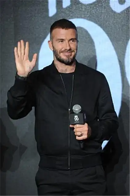 43岁小贝寸头 络腮胡新造型man爆 全黑look尽显成熟有型