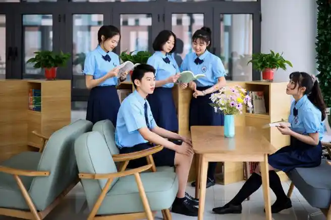 近日,石家庄二中实验学校迎来高三毕业典礼,几位高三学子在校园操场