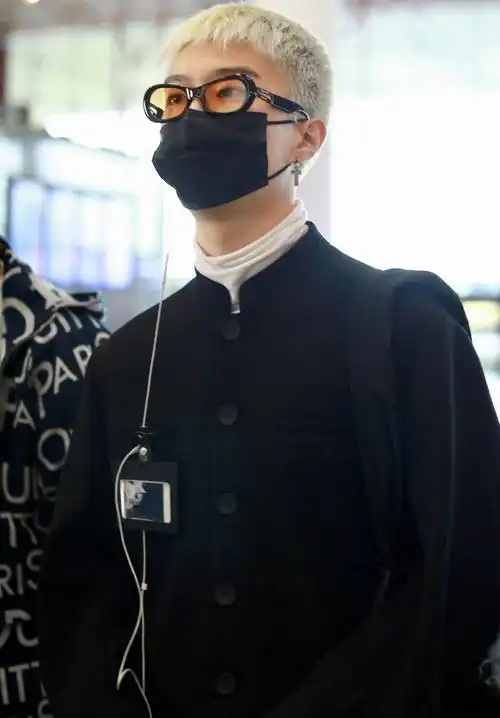 范丞丞最新机场照白发寸头造型氛围感十足