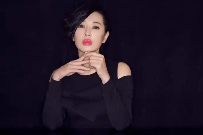 余男写真大片气场十足烈焰红唇尽显率性本色