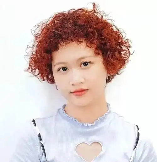 复古港风满头卷烫发太火了