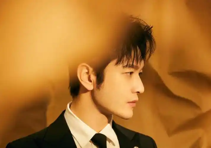 黄晓明线下录节目,户外换衣服超接地气,生图颜值吊打圈内小鲜肉_明星