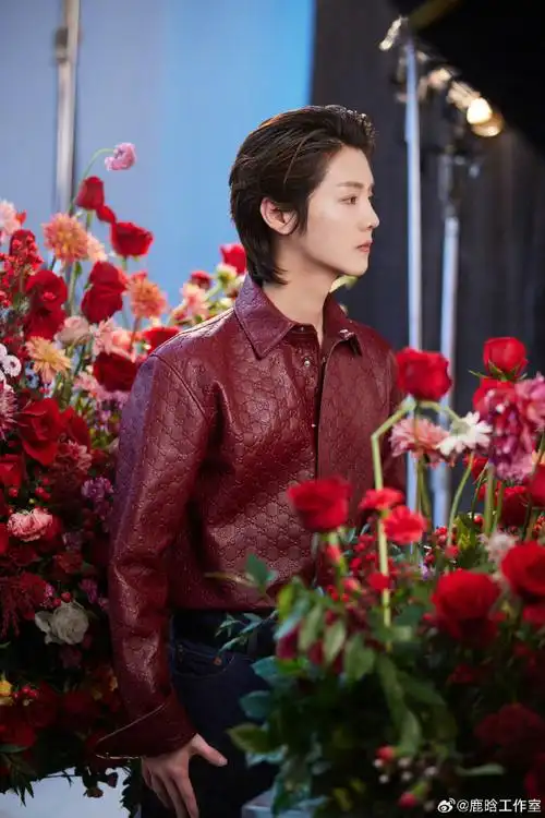 好像王子一样鹿哥又又又又又帅了!#鹿晗玫瑰花海图