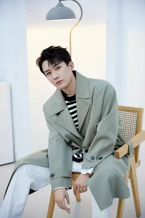 刘学义绿色风衣造型写真图～ 五官立体 帅气侧颜__财经头条