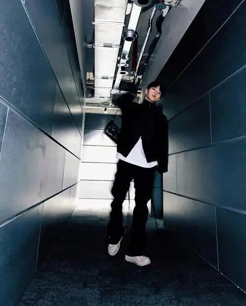 拿,他骂骂咧咧的给你去拿包,拿下来了还说你怎么丢三落四的#seventeen