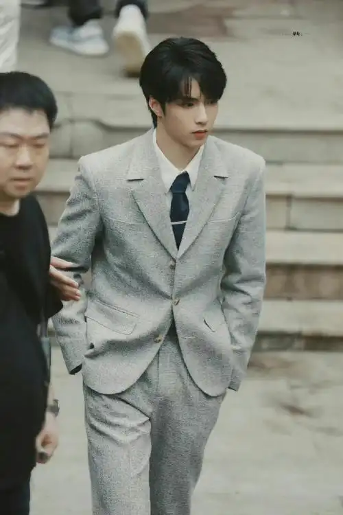 刘耀文cos尼克路透#刘耀文《萌探探探案》今日份路透白衬衫 领 !