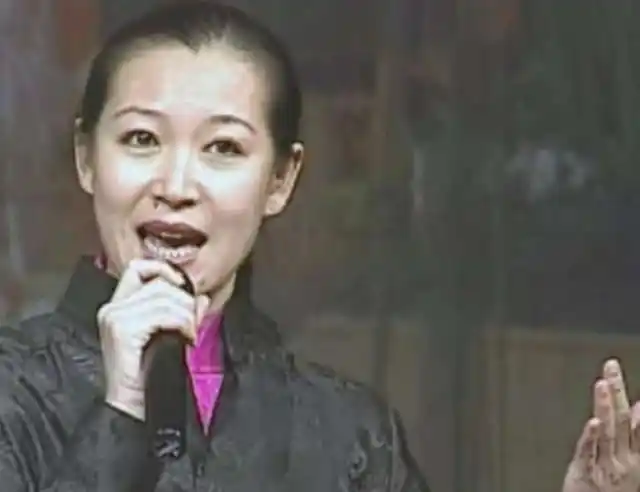 赵本山的妻子马丽娟,54岁街头照依然端庄优雅!