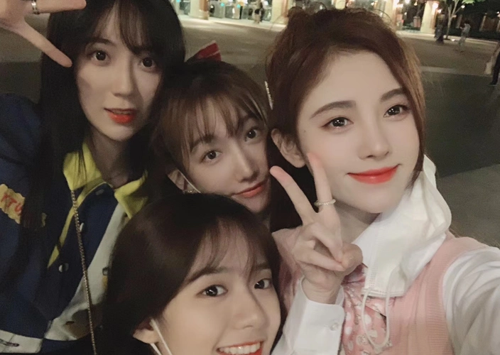 鞠婧祎自拍暴露小心机和闺蜜同穿小白鞋却偷偷给自己加高