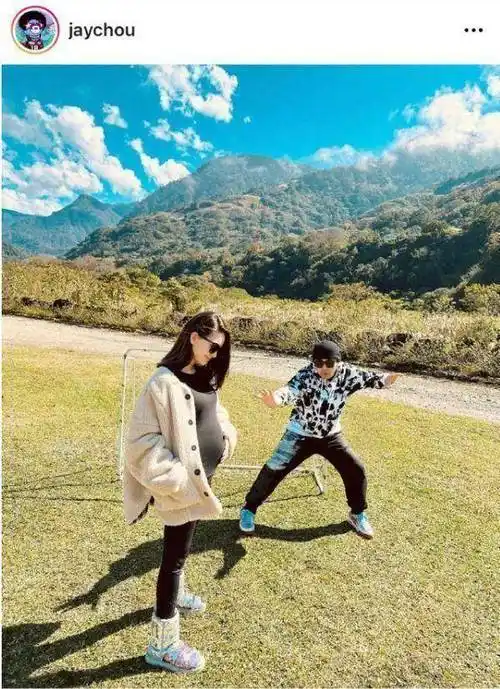 天王嫂昆凌童年照太美了,网友:简直是等比例放大_孩子_长相_周杰伦