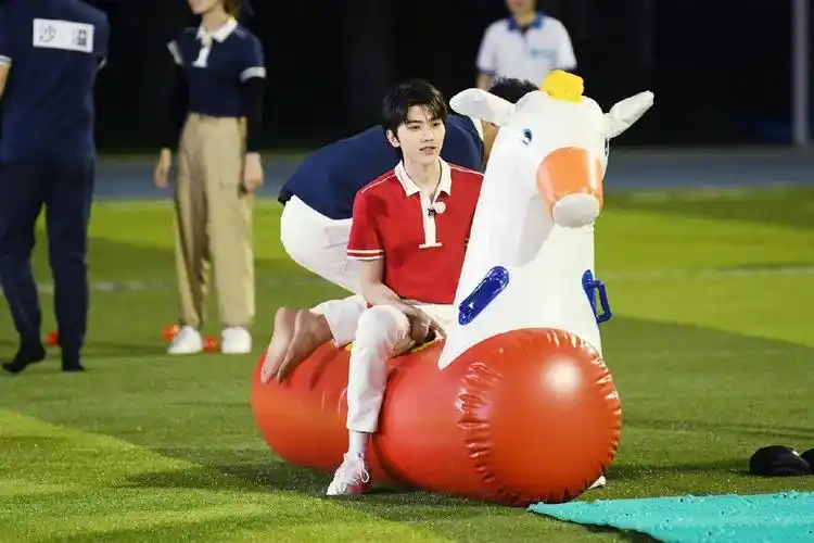 蔡小室公开蔡徐坤奔跑吧剧照裹着浴巾的湿发坤坤危险又迷人