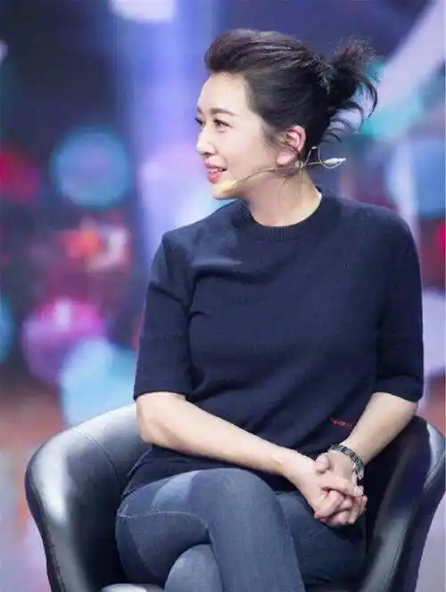 靳东妻子李佳近照,李佳离过一次婚,此后他们彼此陪伴,不离不弃_毕业