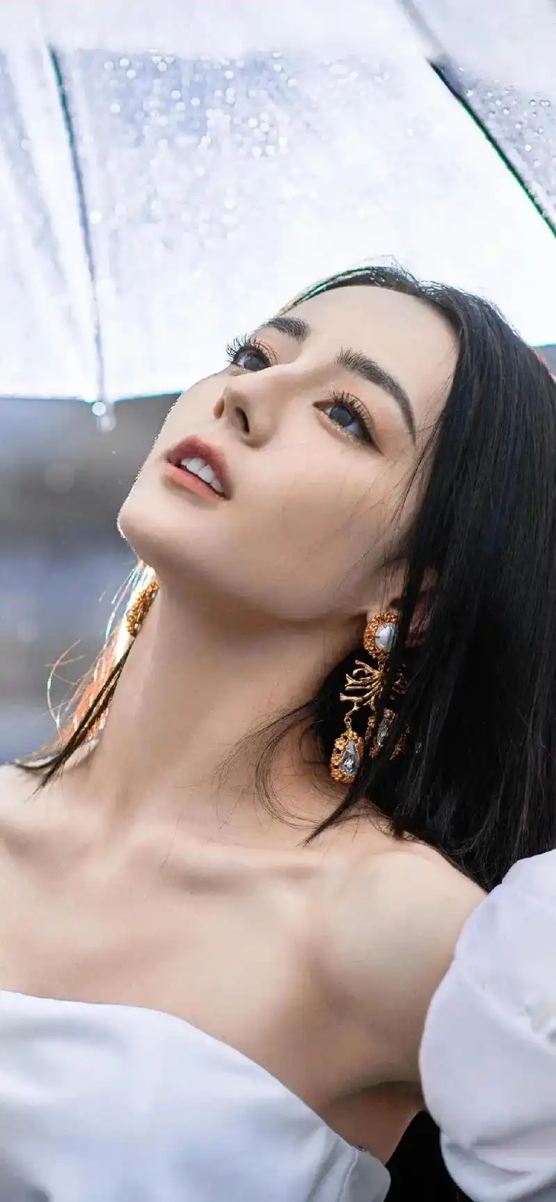 少壮不努力,长大欧呐呐呐呐#颜值 #送你一张壁纸 #迪丽热巴 - 抖音