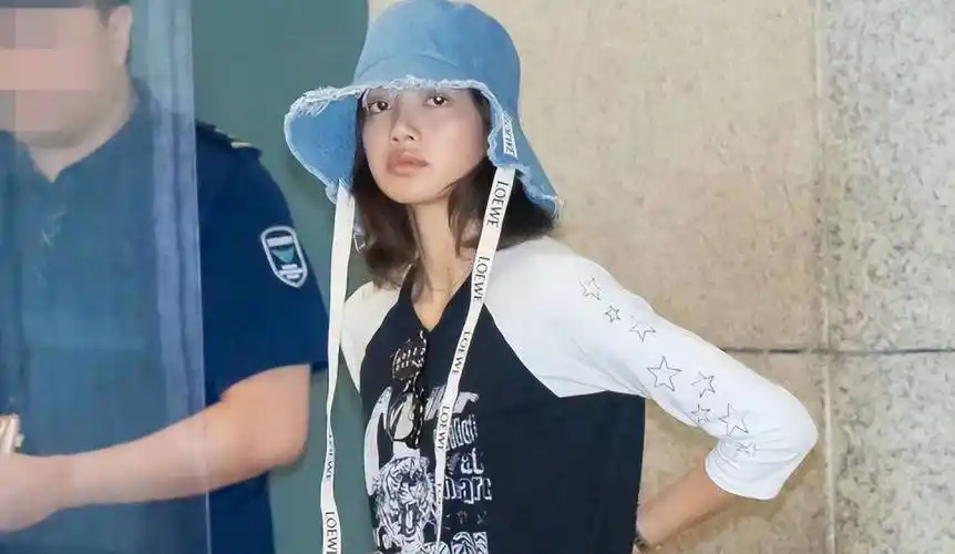 lisa脱衣舞视频流出遭不满,机场被推搡打脸,素颜肤黑露龅牙显丑_疯马