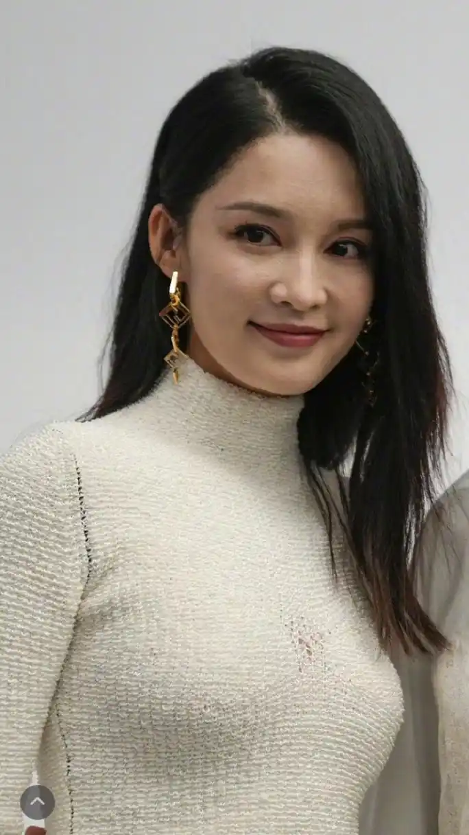 李沁生图 笑起来没皱纹皮肤白牙齿白 没整容33岁高清镜头下这状态还