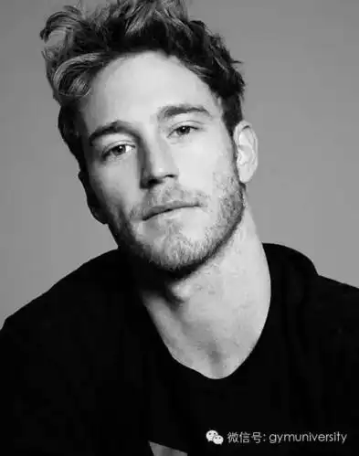 男模dani tsvetkov湿身长髮,犀利的眼神和精工细作的o型胡子,能勾引不