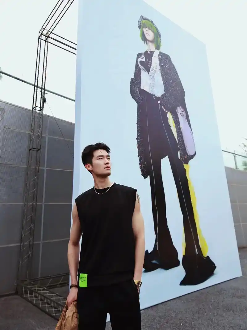 华晨宇成都演唱会巨幅海报打卡拍照攻略